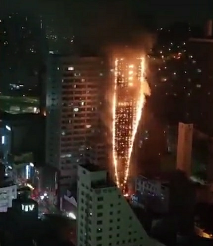 Südkorea Busan: ganzes
                      Parkhaus brennt, Verdacht E-Auto
