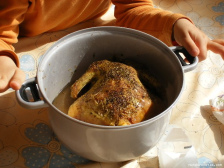 ... los ladrones han
                        decidido a comerlo porque el gallo solo va
                        despertar la gente cuando los ladrones est�n
                        robando en la noche...