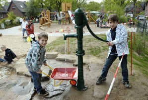 Water 04: a water pump
                            in an old style on the playground of
                            Lbecker Weg ("Luebeck Path") in
                            Krefeld-Uerdingen in Germany