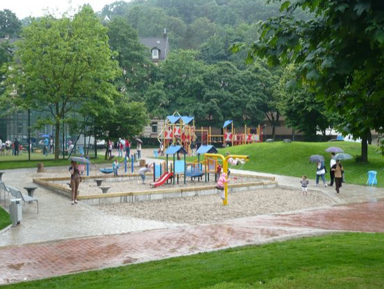 Particin 02 con la construccin de un
                            muro de asiento en concreto y lea alrededor
                            de un castillo, Gutenbergplatz ("plaza
                            Gutenberg") en Wuppertal, Alemania
