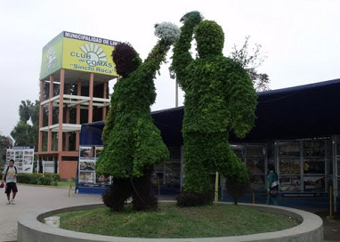 Esculturas
                            humanas de seto en el parque Sinchi Roca,
                            chico con chica, Lima, Per