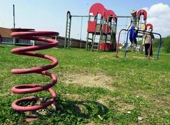 Un
                              muelle elstico solo sin aparato, en
                              Eckartsberga cerca de Leipzig, Alemania