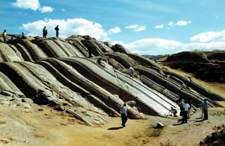 Tobogán
                                      natural por al formación rocosa 01
                                      en Sacsayhuamán cerca de Cusco,
                                      Perú