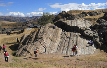 Tobogán natural por al
                                          formación rocosa 03 con
                                          toboganes cortos para niños
                                          pequeños, en Sacsayhuamán
                                          cerca de Cusco, Perú