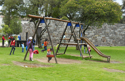 Tobogán con un acceso de trepa y
                                con columpios al lado, parque Ejido en
                                Quito, Ecuador