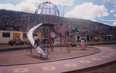 Tobogán doble en la forma de una
                                escultura de globo multicolor 01,
                                Ayacucho, Avenida Prolongación de la
                                Libertad, Perú