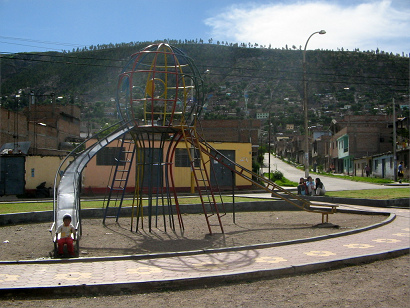 Tobogán doble en la forma de una
                                escultura de globo multicolor 02,
                                Ayacucho, Avenida Prolongación de la
                                Libertad, Perú