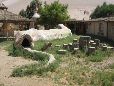 Serpiente de juego 03 hecho de
                                    un tronco, vista de atr�s, en la
                                    granja Hari Krishna "Eco
                                    Truly" en el valle Lluta cerca
                                    de Arica en Chile