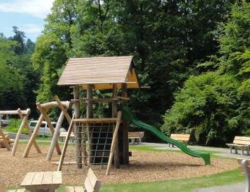 Trepar 01: acceso
                                  a un tobog�n en el parque infantil del
                                  Uetliberg (monta�a Uetli), regi�n de
                                  Zurich, Suiza