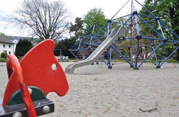 Trepar 09a: pir�mide de trepa
                                    con un tobog�n en el pasaje Max
                                    Halbe en Lindau, Baviera, Alemania