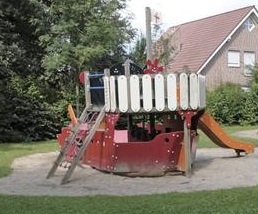 Barco en un
                                        parque infantil en Birkenweg
                                        (calle de abedul) en Saerbeck,
                                        regi�n de Muenster, Westfalia,
                                        Alemania