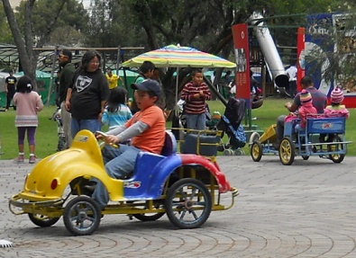 Manejar un coche de pedales 04,
                              parque Ejido en Quito, Ecuador