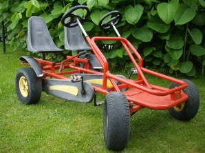 Manejar un coche de
                            pedales 11, un coche de dos asientos con dos
                            volantes, Goehren-Lebbin, Alemania