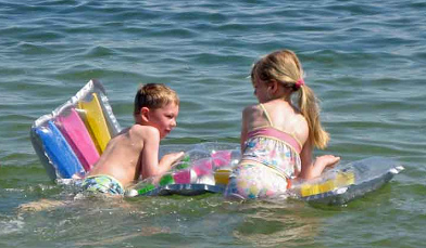 Aguas
                          04, ni�os con un colch�n inflable como isla
                          peque�a tambi�n para conversaciones