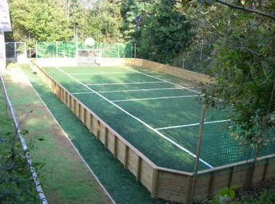 Campo de f�tbol
                            con baranda para ni�os y juveniles en
                            Stiefern en Austria