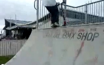 Patinaje 11 con patinete haciendo una
                          vuelta de 180 grados, distrito de Horfield en
                          Bristol, Inglaterra