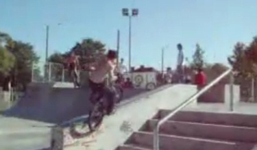 Patinaje 23: ir de bicicleta subiendo en
                          un muro en el parque Horfield en Bristol,
                          Inglaterra