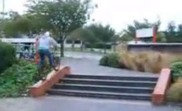 Patinaje 25: ir de
                          bicicleta subiendo un bordillo en el distrito
                          de Horfield en Bristol, Inglaterra