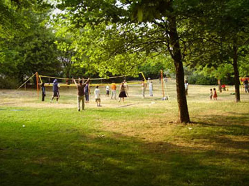 Voleibol en un c�sped en el parque de
                          Dammweg en el distrito de Neukoelln
                          ("Nueva Colonia") en Berl�n