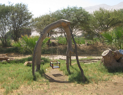 Babyschaukel aus Holz auf der
                              Hari-Krishna-Farm "Eco-Truly" im
                              Lluta-Tal bei Arica in Chile