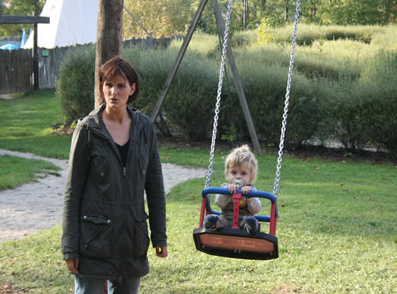 Babyschaukel mit Mutter und Kind auf
                              dem Abenteuerspielplatz in Waidhofen,
                              sterreich