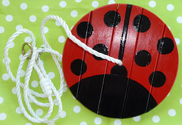 Tellerschaukel 03 mit
                            dem Design eines Marienkfers, Handarbeit,
                            ohne Ortsangabe