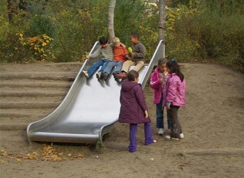 Breite Rutschbahn, z.B.
                            an einer Schule in Berlin