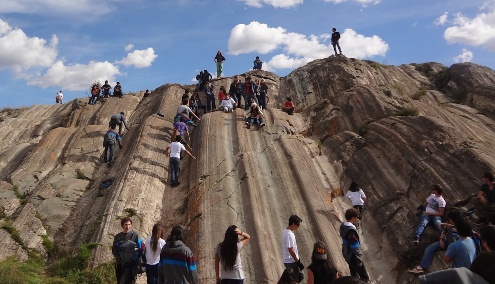 Natrliche,
                                    breite Rutschbahn durch
                                    Gesteinsformation 02, Sacsayhuamn,
                                    Peru