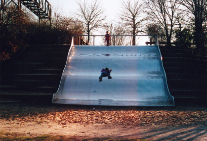 Breite
                                        Wellenrutschbahn ber eine
                                        Treppe hinweg auf demSpielplatz
                                        am Kanal, Berlin-Treptow