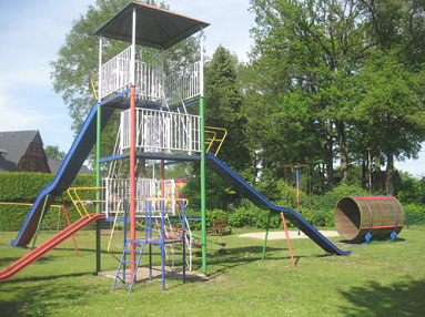 Rutschbahnturm mit 3 Rutschbahnen am
                            Hotel Mutter Bahr bei Ibbenbren-Uffeln,
                            Region Mnster, NRW, Deutschland