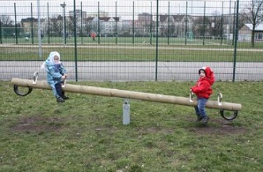 Wippe 03 aus Holz mit weichen
                              Gummipuffern auf dem Gelnde des
                              Fussballclubs BFC Dynamo Berlin