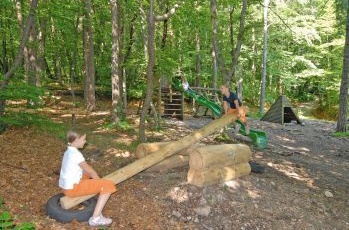 Wippe 07 mit
                              horizontal gelegten Reifenpuffern im
                              Waldspielplatz Eppan in sterreich