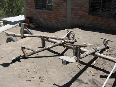 Wippen ohne Gummipuffer aus Holz,
                                eine davon gebrochen, Kitawa, Salasaca,
                                Ecuador