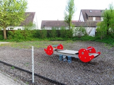 Breite Wippe auf 4 Spiralfedern,
                              Mhlacker-Enzberg, Baden-Wrttemberg,
                              Deutschland
