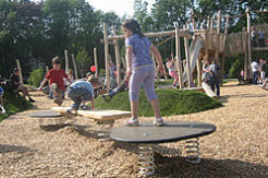 Wippe auf drei
                              Spiralfedern (Spiralwippe) ber einer
                              Finnflche, Velbert, Deutschland