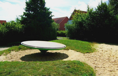 Wippenkreisel
                              ("Schaukelkreisel") auf dem
                              Spielplatz Landgraben in Halberstadt,
                              Deutschland