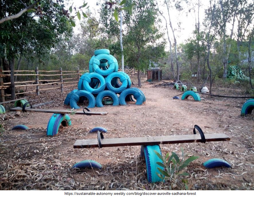 Wippe und Pyramide aus alten
                              Autoreifen, Sadhana Forest bei Auroville,
                              Indien