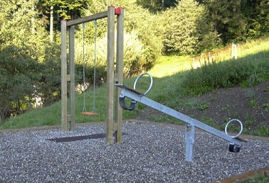 Wippe 01 aus Edelstahl mit
                                Holzsitzen mit weichen Gummipuffern,
                                Buochs, Schweiz