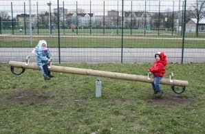 Wippe 03 aus Holz mit weichen
                              Gummipuffern auf dem Gel�nde des
                              Fussballclubs BFC Dynamo Berlin