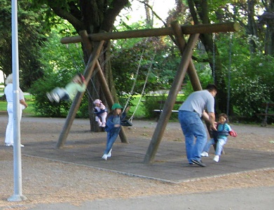 Schaukel-Ensemble 03 mit normalen
                                Schaukeln und zwei Baby-Schaukeln im
                                Schtzenmattpark in Basel