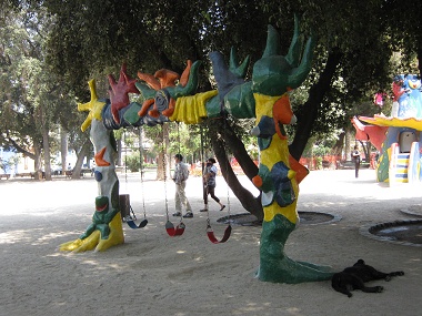 Schaukel-Ensemble 04 am
                                Brasilien-Platz (plaza Brasil) in
                                Santiago, Chile