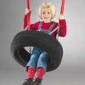 Reifenschaukel 07 mit einem Kind in
                              unbequemer Lage, Huck Spielgerte