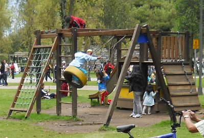 Reifenschaukel im Wasser, Parque
                                Ejido, Quito, Ecuador
