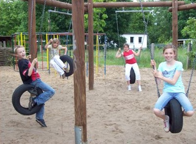 Vertikale Reifenschaukel 07:
                            Sechseck-Reifenschaukel mit Sandflche im
                            Kinderhort in Neustadt (Dosse),
                            Sachsen-Anhalt, Deutschland