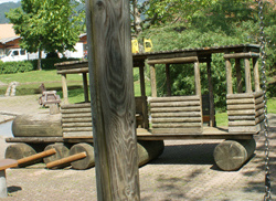 Lokomotive aus Holz auf dem
                                Spielplatz Thun
