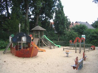 Schiff mit Rutschbahn auf
                                        dem Spielplatz an der
                                        Wilhelm-Busch-Strasse,
                                        Ibbenb�ren, NRW, Deutschland