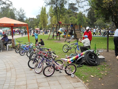 Kinderfahrrad ausleihen 01 mit
                                Veloreparaturm�glichkeit, Ejido-Park,
                                Quito, Ecuador