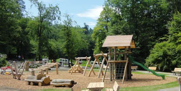 Lokomotive aus Holz
                              auf dem Spielplatz Uetliberg, Region
                              Z�rich, Schweiz
