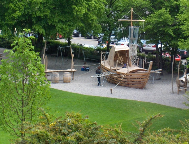 Fliegendes Schiff auf
                              dem Spielplatz in Z�rich-Widikon
