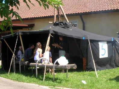 Spielplatzfest 04, Stand
                          mit B�nken aus Fahrradb�geln und Baumst�mmen,
                          Calw